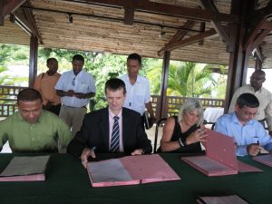 La signature de l'accord, un des premiers actes du préfet Witkowski à son arrivée à Mayotte