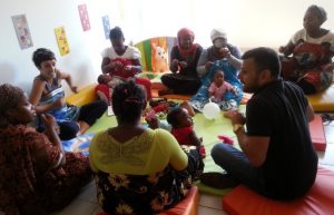 Le deuxième atelier "Bébé signes" à Mtsapéré cette semaine