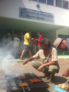 L'intersyndicale improvise un barbecue dans l'enceinte du centre des impôts