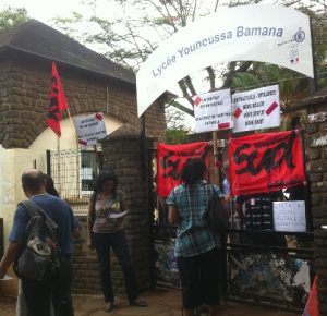 Les grilles du lycée de Mamoudzou bloquées par les grévistes