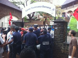 Les policiers ouvrent le portail du lycée de Mamoudzou