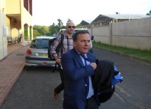 Maître Szpiner devançant Gérard Gautier à la sortie du bureau juge Karki à 17h30
