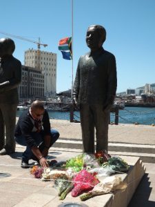 Les premières fleurs déposées devant la statue de Mandela sur le Water Front de la ville du Cap. (Crédit photo : RR pour le JDM)