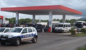 La police tente de calmer les esprits et d'organiser la distribution à Tsoundzou I