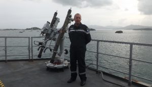 Le contre-amiral Hervé Bléjean à côté des missiles mistral du navire qu'il commande
