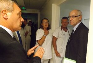 Etienne Morel, le directeur du CHM, explique le fonctionnement actuel de l'hôpital de Petite-Terre