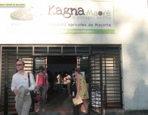 Kagna Maore vend les produits de la Coopac (rond point zone Nel)