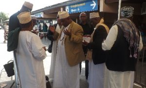 La prière de la délégation mahoraise avant son départ pour la métropole