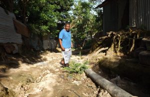 Afizou dans la "rue centrale" de la Vigie/ L'érosion a détruit la route dégageant le réseau d'eau qui alimente Pamandzi