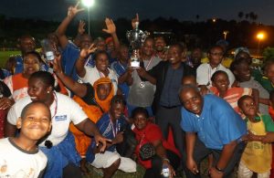 La joie de l'équipe de la mairie de Mamoudzou après la remise de la coupe de Mayotte Entreprises