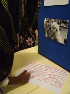 Expo photos au  lycée de Démbéni : "les femmes doivent dééfendre leurs droits, revendiquer. Elles ne veulent plus vivre dans l'ombre".
