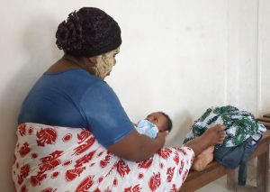 Médecin du Monde Une maman vient consulter avec son bébé
