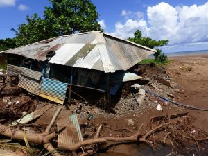 Hellen a provoqué la chute d'une maison en bord de plage à Acoua