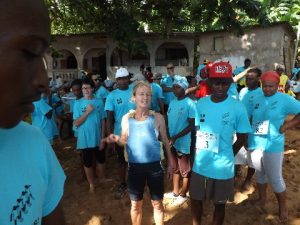 Lavou Billé : Danielle Donnio donnent les consignes de course sur la plage de Mtsangadoua