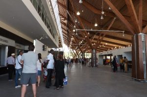Le vaste hall de l'aéroport de Mayotte prend vie
