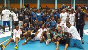 Les féminines du Combani HC (en bleu) remporte la coupe aux dépens du HC Labattoir (en blanc)
