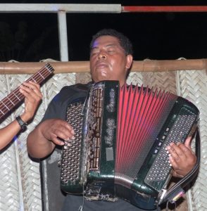 Gizavo régale Mayotte de ses impros à l'accordéon