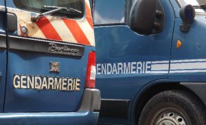 Voitures de gendarmerie devant le tribunal de Mamoudzou