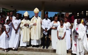 Avec Mgr Charles, les pères Vincent et Gabin de la paroisse, et les jeunes confirmés