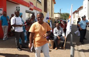Rivo, secrétaire du SNUipp Mayotte content du slogan de sa petite manif