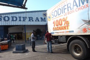 13h30, le premier camion réapprovisionne le supermarché de Kawéni