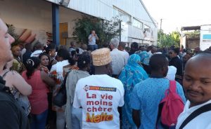 Rassemblement du personnel non-gréviste devant le Sodifram de kawéni fermé ce lundi matin