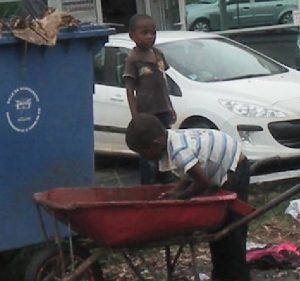 Enfants fouillant dans les poubelles à Kawéni