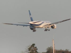 En 2011, Air Austral avait acheté un B 777-200LR qui devait assurer les liaisons directes... revendu lors du Plan d'Affaires