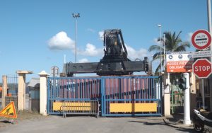 Un engin de manutention bloque l'entrée du port de Longoni en août 2015