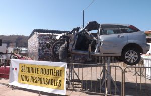 Voiture accidentée sur le stand de la sécurité routière lors des journées de la sécurité le 10 octobre 2015 à Mamoudzou