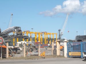 Les grues et les matériels de MCG sur le port de Longoni