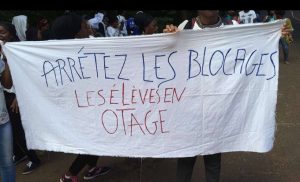 "Arrêtez les blocages élèves en otage", un des nombreux slogans des jeunes de Sada