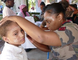 Maquillage au Msindzano lors d'une JPO du BSMA en 2016