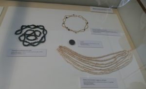 Les perles ornementales et les colliers retrouvés lors des fouilles