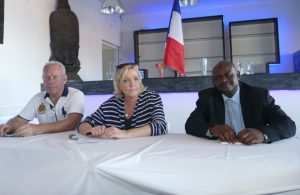Marine Le Pen entourée de Jean-Michel Dubois, son conseiller politique pour l'Outremer, et de Soiderdine Madi, pt du FN 976