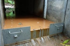 Observatoire de Mtsamboro après les pluies du 8 janvier: les eaux de la station sont chargées de terre érodée