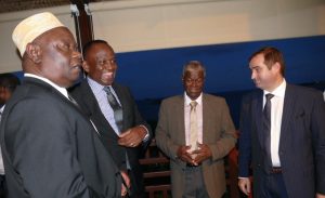 Discussions avec, de gauche à droite, Mohamed Majani, maire de Mamoudzou, Saïd Omar Oili, président de l'AMM et Soibahadine Ramadani, président du département