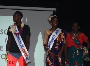 La présidente du conseil départemental des jeunes (à droite), aux côtés de Miss et Mister Mayotte