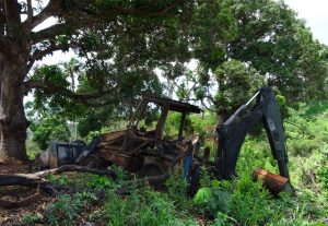 La carcasse incendiée de la pelleteuse qui a servi à raser les bidonvilles de Tanafou l'année dernière est toujours présente sur place