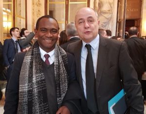Ibrahim Aboubacar aux côtés du ministre Bruno Le Roux