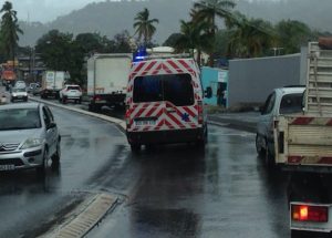 Ambulance bloquée par les îlots à Kawéni