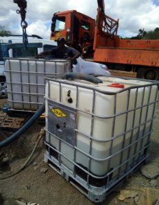 Des petites cuves d'un mètre cube remplies à partir des eaux de pluie pour être distribuées sur les chantiers