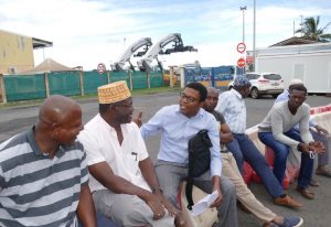 Discussions dans une ambiance détendue entre Jacques-Martial Henry et Attoumani Mari