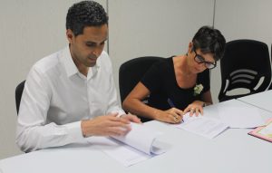 Yacine Chouabia d'EDM et la vice-recteur Nathalie Costantini signent une charte de développement durable