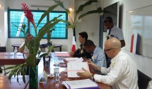 Marc Abadie et Assani Saindou Bamcolo signent les conventions qui lient Koungou à la CDC