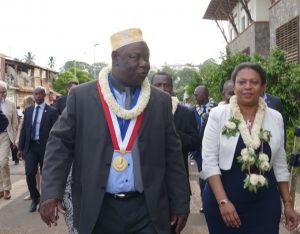 Ne rien lâcher sur la politique sociale dans le quartier rénové de M'gombani parcouru par le maire Mohamed Majani et Hélène Geoffroy
