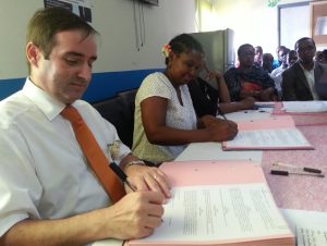 La signature de la "garantie jeunes" par le préfet et la présidente de la Mission locale ce jeudi (Photo: Préfecture)
