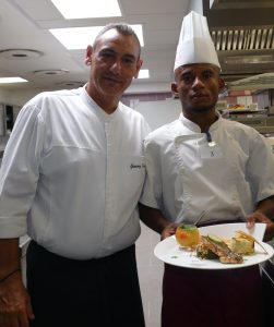 Fabien Gimenez donne à Mohamed Soilihi le top départ des cuisines