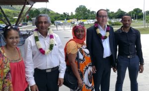 L'arrivée du président de l'ordre national des infirmiers à Pamandzi, entourés de représentant de l'ordre dans l'océan Indien et de membres du SNIIL