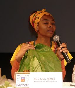 Zakia Ahmed présentait une feuille de Mhono Boina, utilisée pour envelopper le placenta